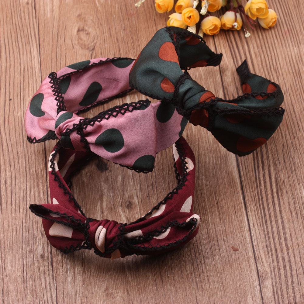 The new Korean pearl hairpin, a versatile and popular hair band for women, features wide edges on the head and is a summer outerwear headwear Application Scenario