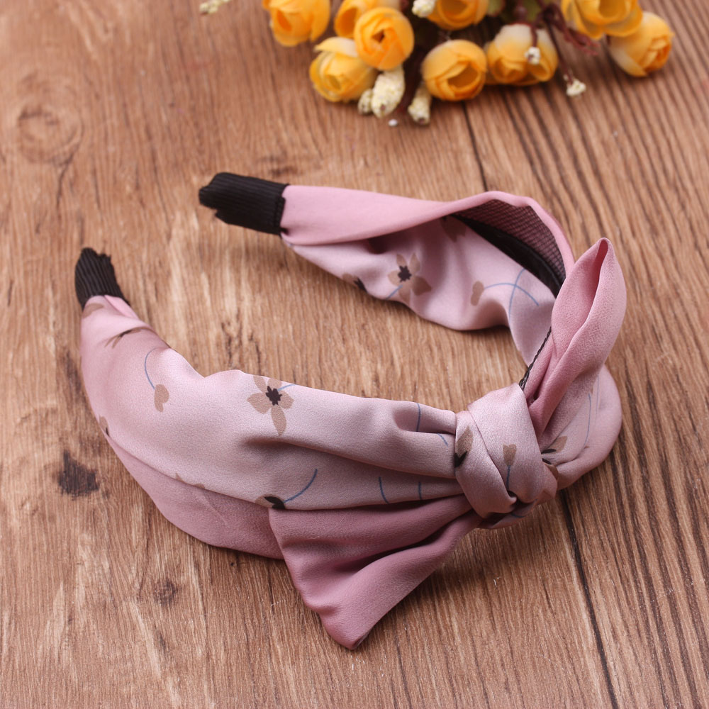 The new Korean pearl hairpin, a versatile and popular hair band for women, features wide edges on the head and is a summer outerwear headwear details Picture