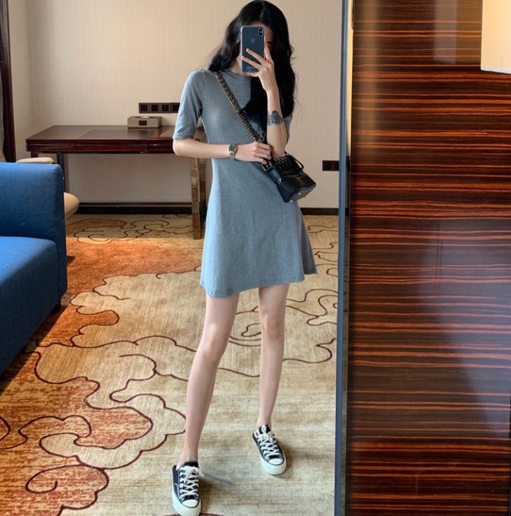 The new summer dress is a very fairy-like French off-the-beaten-style A-line dress with a petite figure like Hepburn, which makes her look slimmer