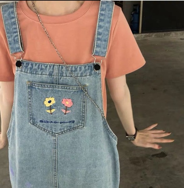 Embroidered little flower school style, youthful, loose and slimming strappy dress, Korean-style denim dress for women in summer Application Scenario