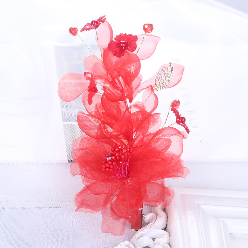 Duckbill headwear, white super fairy flower and fairy side hair accessory, bridal dress styling accessory, pearl and crystal side clip Application Scenario
