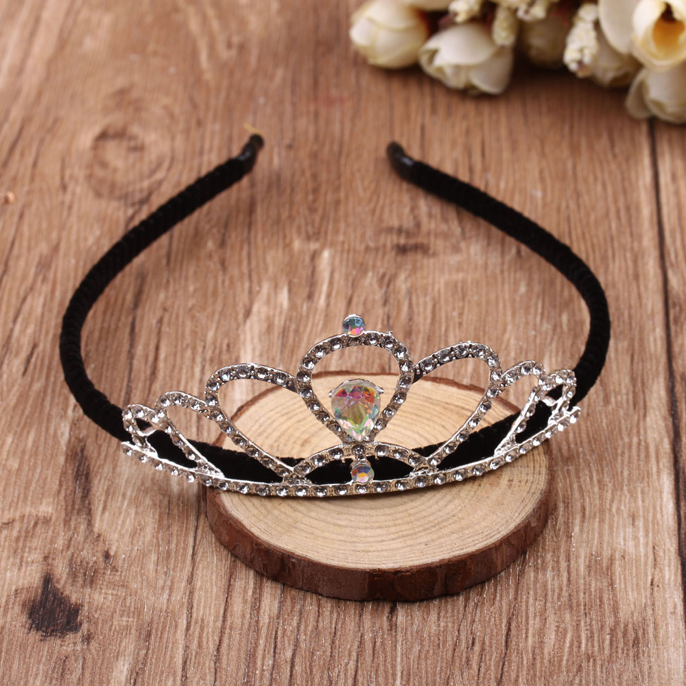اما الضفائر، فتُرى الصغيرة الجميلة في عطلة عيد ميلاد صغيرة، مجمجلة شعر الاولاد الصغار Item Picture