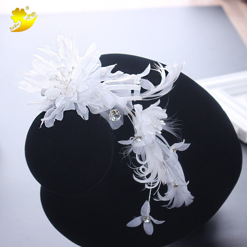 Foreign trade bride headwear, white bouquet, vacation photography, Yiwu hair accessories, evening and banquet accessories, advertising promotion, headclip Application Scenario