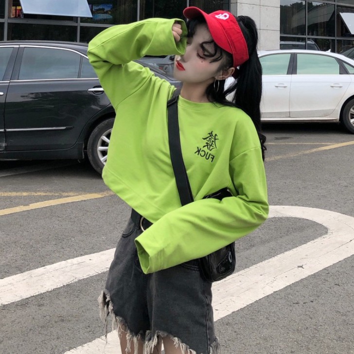 The embroidered matcha green short high-waisted hoodie is super popular. The retro thin wide-sleeve pullover is trendy