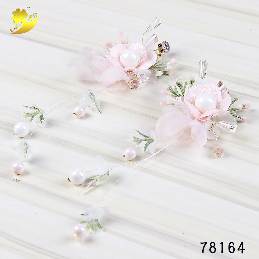 Forest-themed, super fairy-like pink earrings, Hawaiian seaside couple vacation photography advertisement promotion, photo studio photo earrings Application Scenario