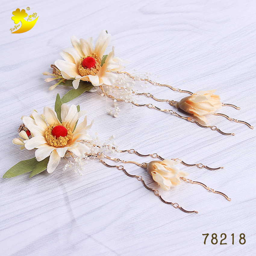 Forest-themed retro wedding accessories, earrings, vacation photography styling design, makeup simulation chrysanthemum and starry sky ear clips Application Scenario