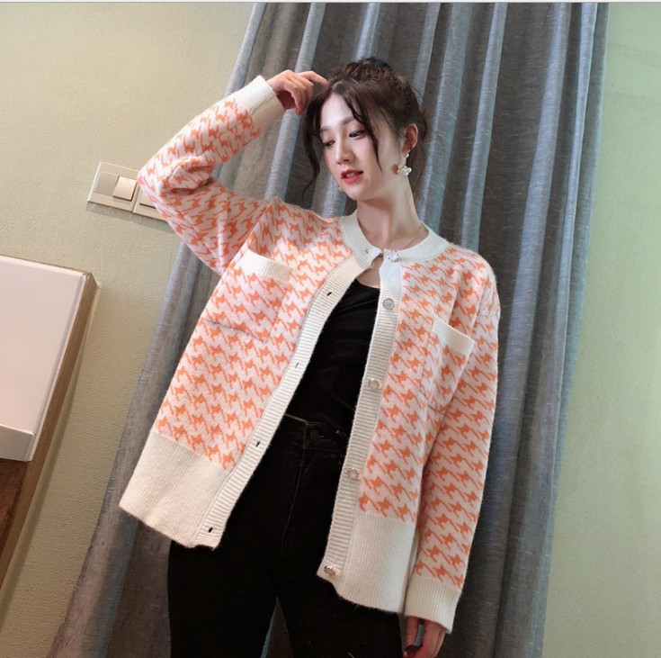 A short knitted cardigan with a checkered pattern for women's wear, a stylish and versatile ins top Application Scenario