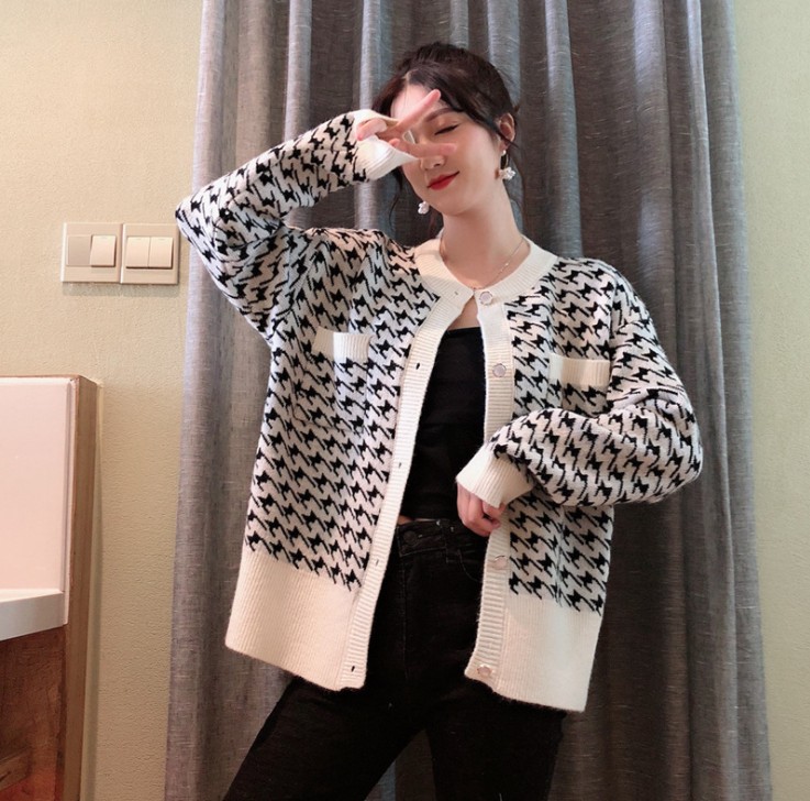 A short knitted cardigan with a checkered pattern for women's wear, a stylish and versatile ins top