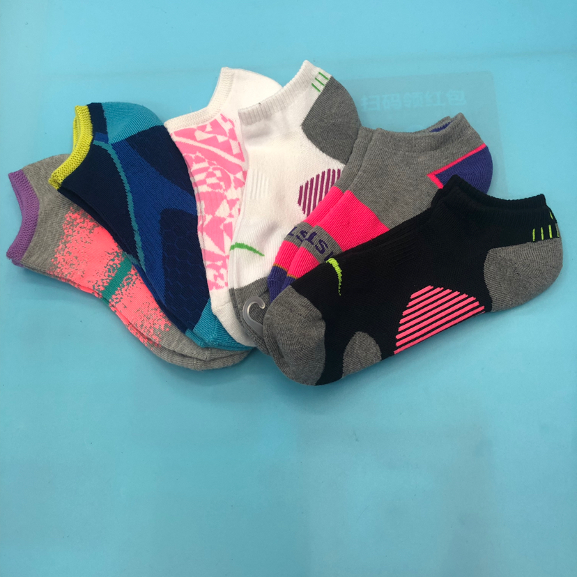 Street stall bestsellers: boat socks, fashionable cotton socks, half-loop boat socks, short socks, sports socks, basketball socks details Picture