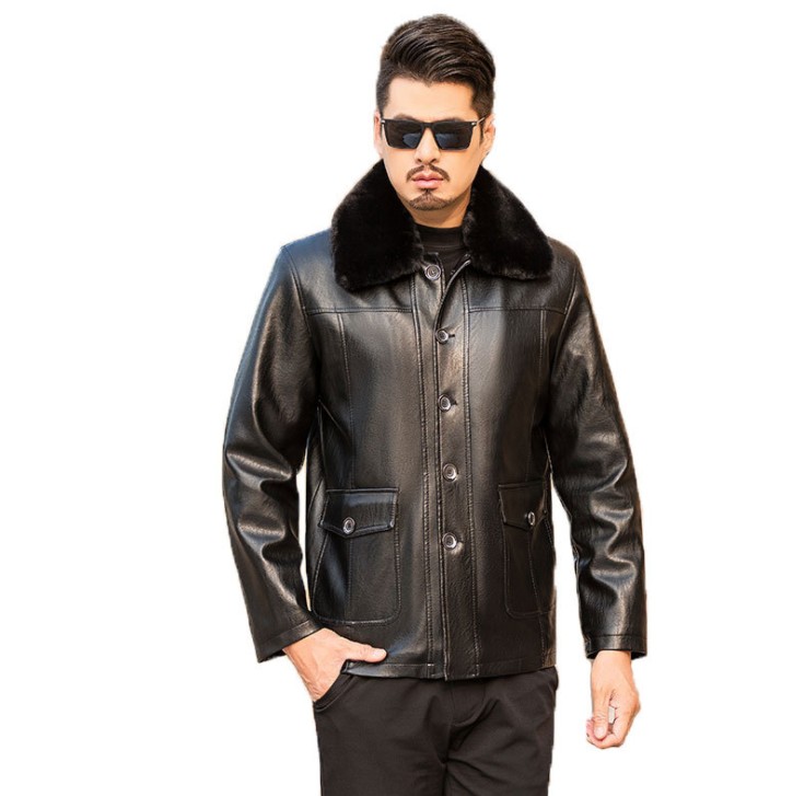 أزرار من معطف شاب في منتصف العمر يرتدي ملابس جلدية سميكة Specification image