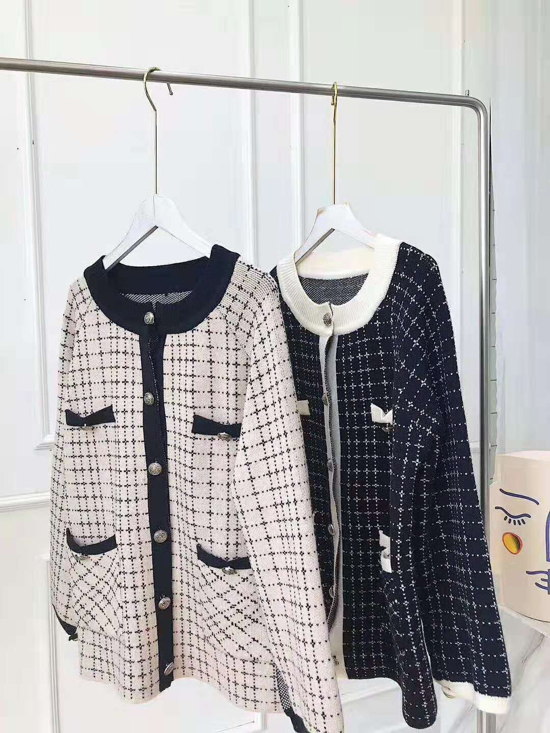 The chic and stylish top is a small chanel-style color-blocking coat that every gentle girl should have