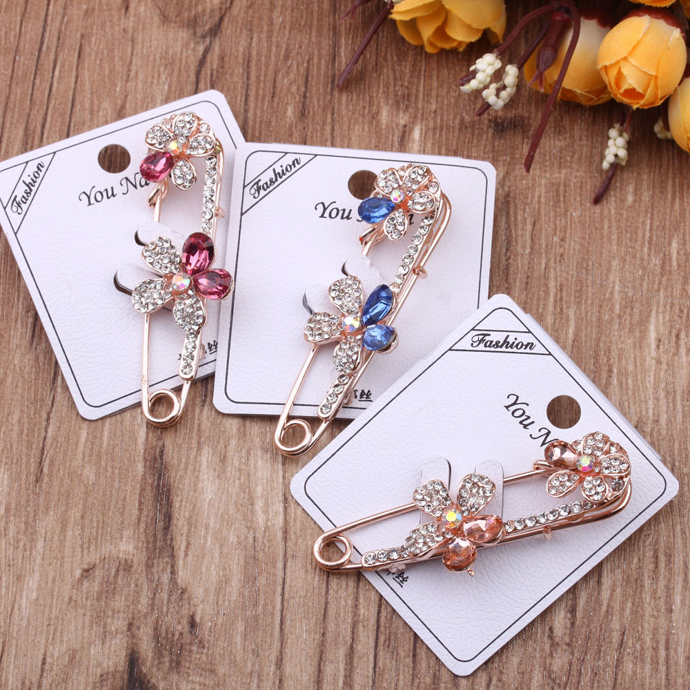 Wholesale of accessories, rhinestone pins, clothing fasteners, luxurious and elegant Korean shawls, women's coats, decorative brooches Application Scenario