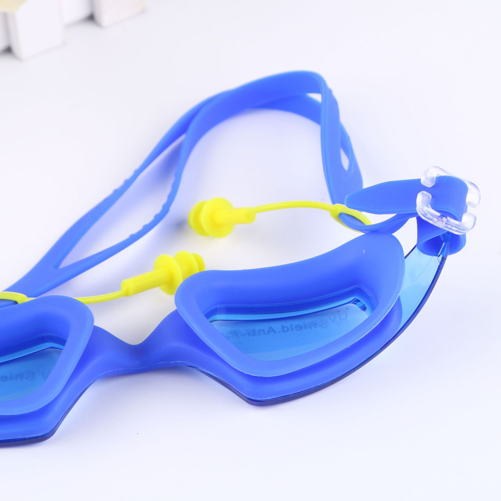 Fashionable electroplated swimming goggles with one-piece earplugs, anti-fog large-frame swimming goggles, UV-resistant swimming silicone swimming goggles, suitable for both men and women Application Scenario