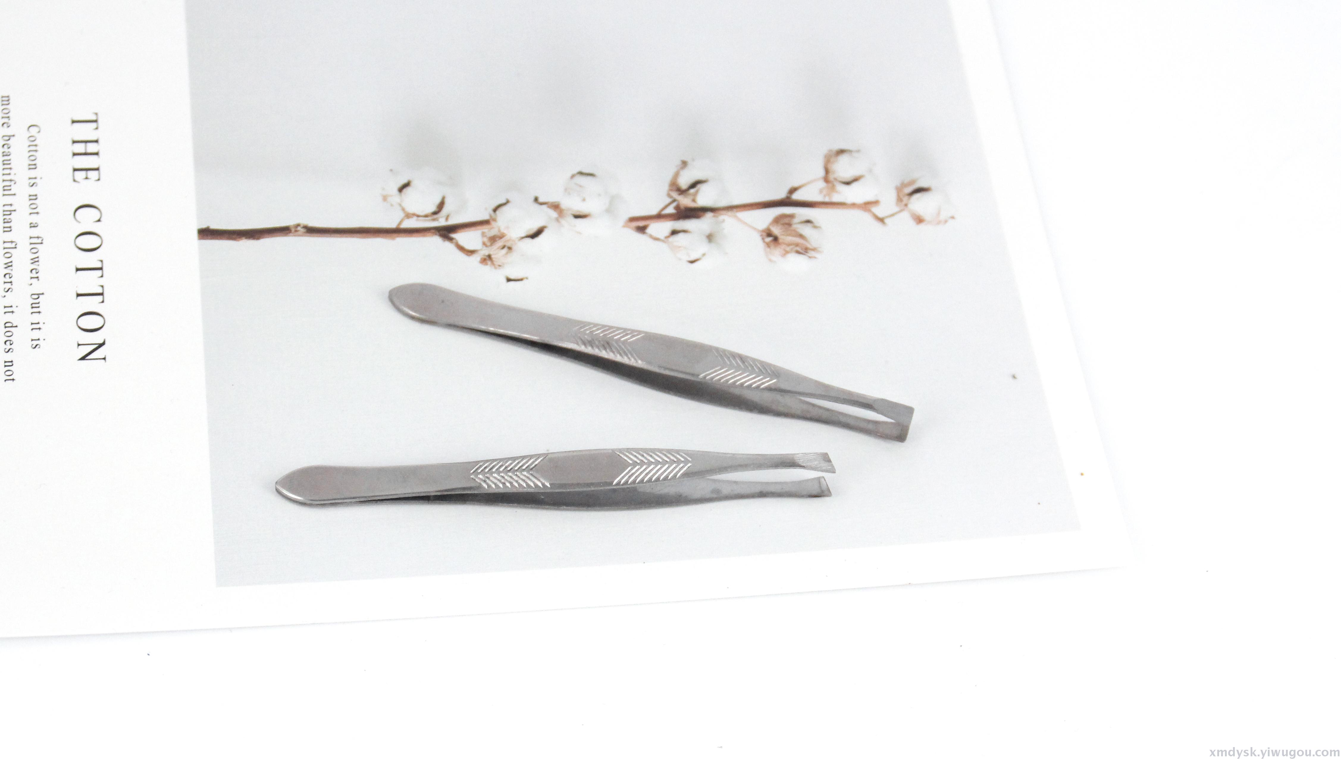 Factory wholesale Xinmeida stainless steel eyebrow tweezers, flat and slanted smooth eyebrow tweezers, beauty and grooming tools Application Scenario