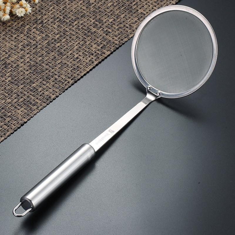 The kitchen's household strainer, filter screen, small-sized supplies and utensils, and multi-functional strainer for scooping dumplings.