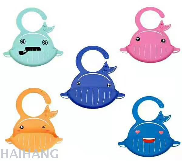 新款儿童防水硅胶围兜 鲸鱼款卡通图案口水巾硅胶围嘴