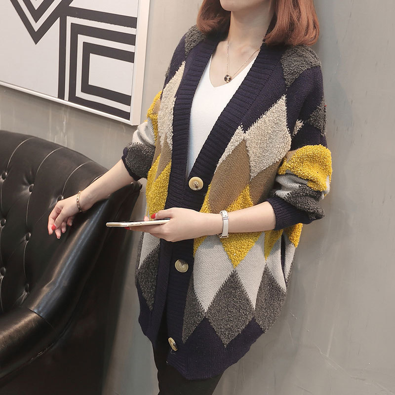 A two-tone V-neck knitted cardigan for spring and autumn, paired with a loose, slimming and fashionable diamond-patterned Korean coat Application Scenario