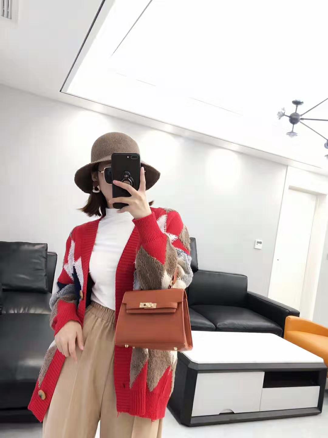 A two-tone V-neck knitted cardigan for spring and autumn, paired with a loose, slimming and fashionable diamond-patterned Korean coat Item Picture