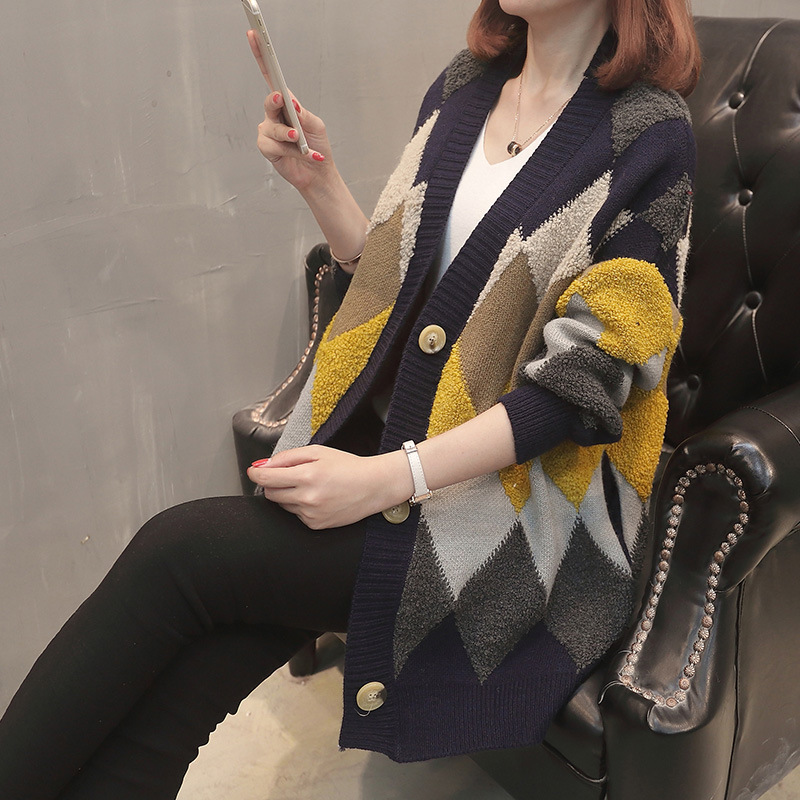 A two-tone V-neck knitted cardigan for spring and autumn, paired with a loose, slimming and fashionable diamond-patterned Korean coat details Picture