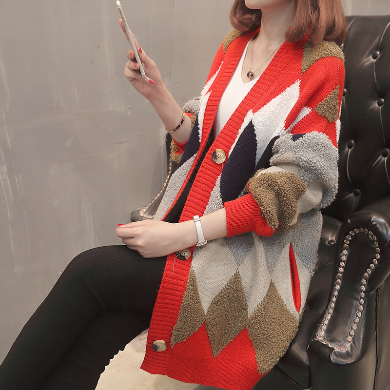 A two-tone V-neck knitted cardigan for spring and autumn, paired with a loose, slimming and fashionable diamond-patterned Korean coat