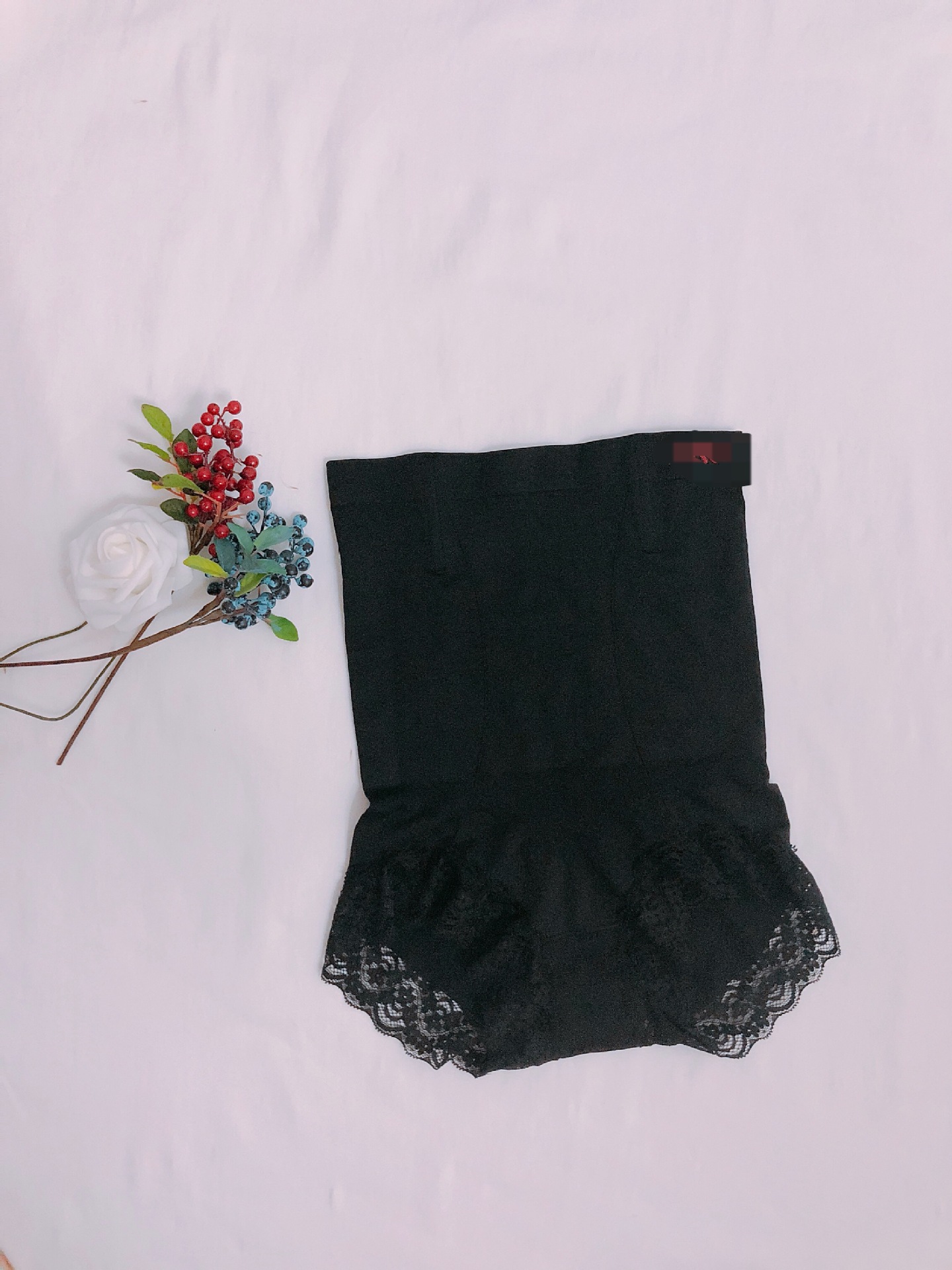 He and she are petite and slender, with a tall waist and a tapered abdomen. They are wearing lace magnetic therapy underwear that warms the uterus, protects the waist, lifts the buttocks, and shapes the body Specification image