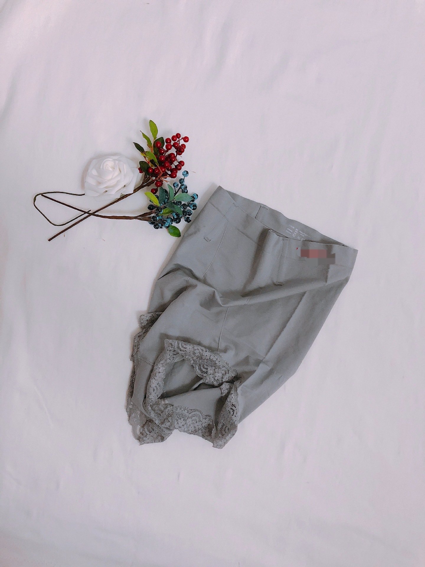 He and she are petite and slender, with a tall waist and a tapered abdomen. They are wearing lace magnetic therapy underwear that warms the uterus, protects the waist, lifts the buttocks, and shapes the body Application Scenario