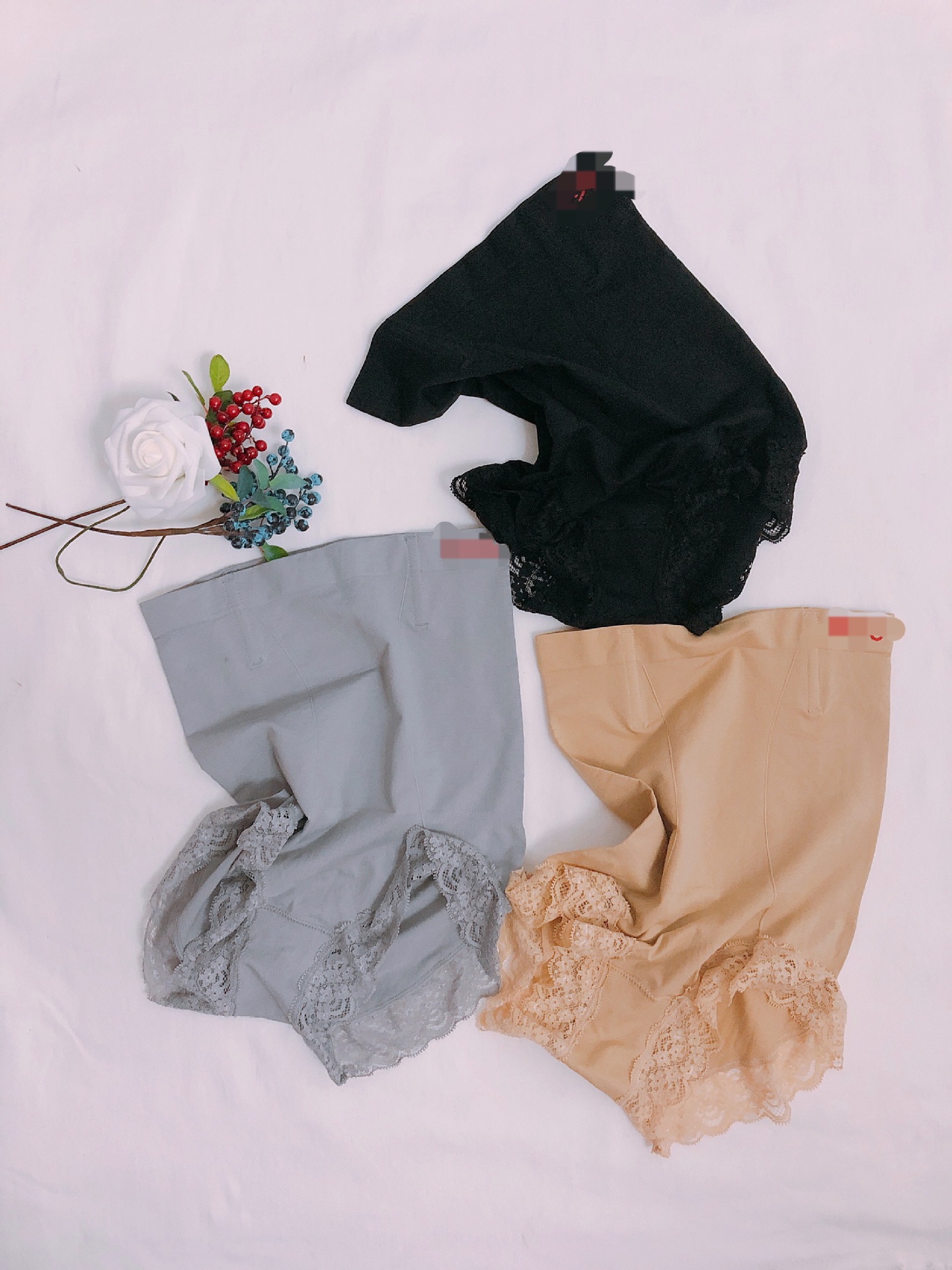 He and she are petite and slender, with a tall waist and a tapered abdomen. They are wearing lace magnetic therapy underwear that warms the uterus, protects the waist, lifts the buttocks, and shapes the body details Picture