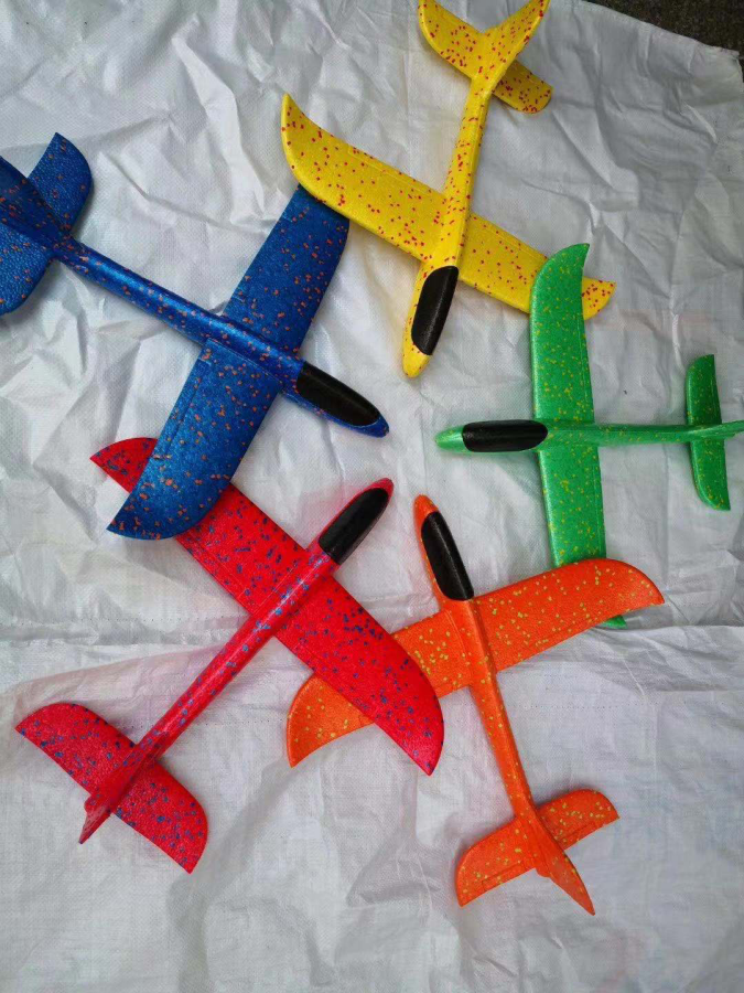 A 48cm hand-thrown airplane toy is selling well on Taobao full figure