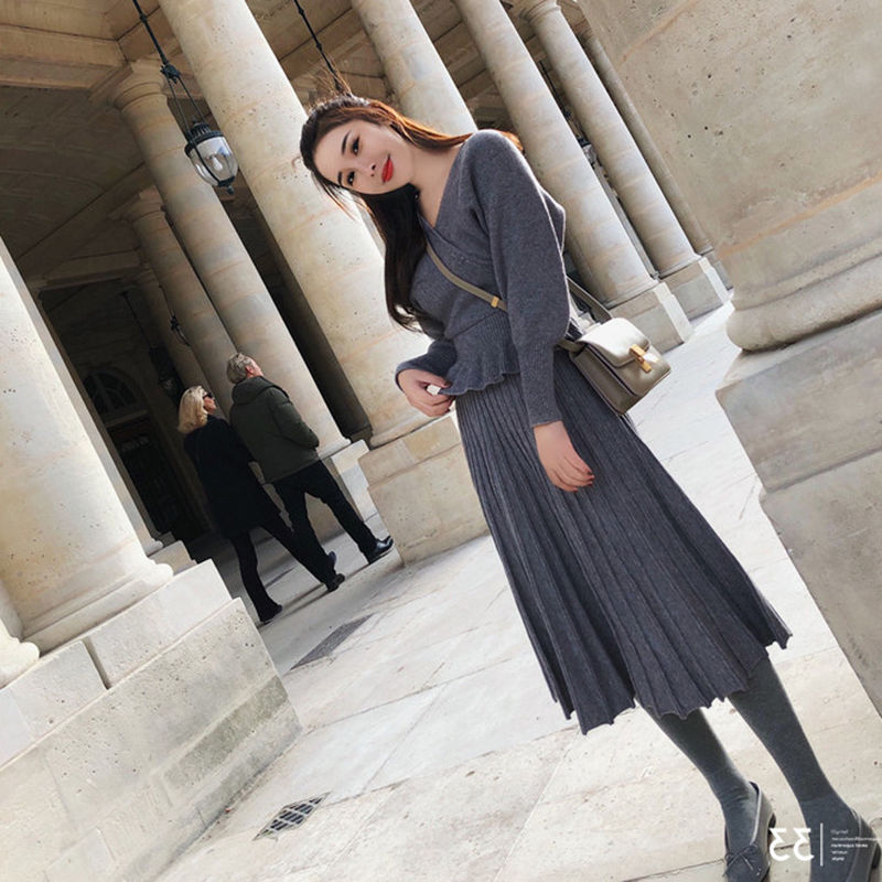This is a new autumn and winter knitted suit. It features a V-neck, a cinched waist, and a sexy, knee-length mid-length two-piece dress Application Scenario