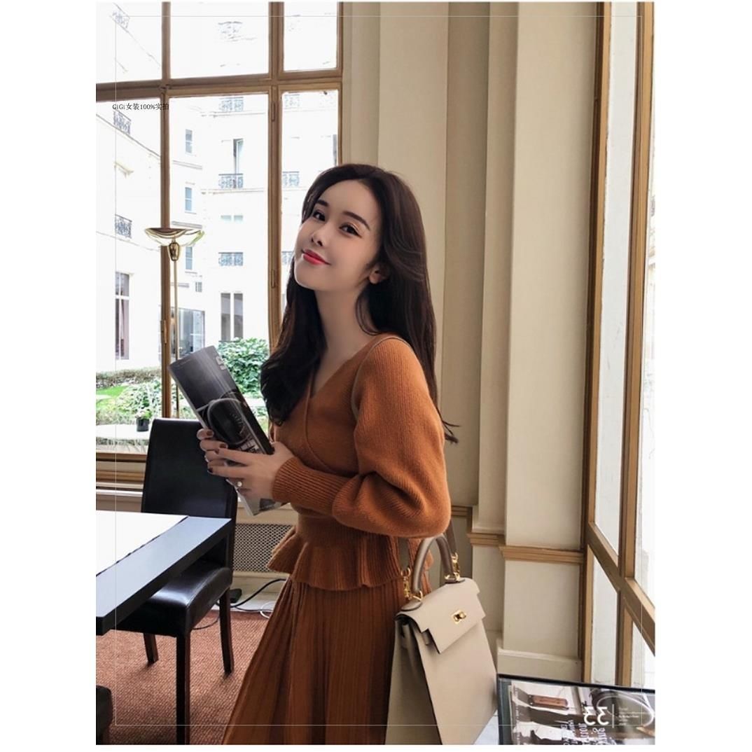 This is a new autumn and winter knitted suit. It features a V-neck, a cinched waist, and a sexy, knee-length mid-length two-piece dress details Picture