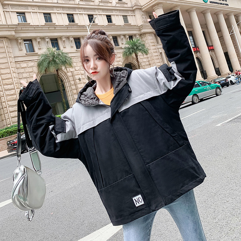 A real photo of a cotton-padded jacket for 2019 winter, featuring a loose Korean-style bf hooded jacket and an Instagram-style short workwear for women Application Scenario
