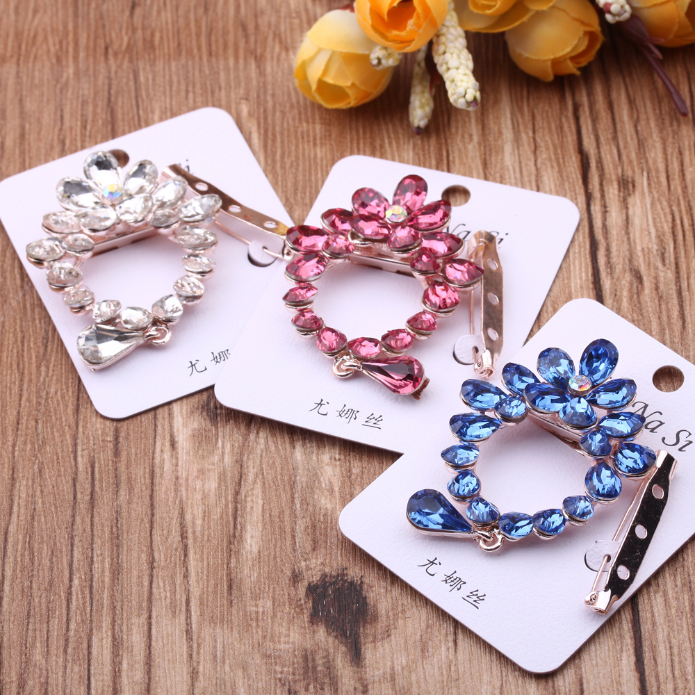 10-yuan store accessories, silk scarves, buckles, dual-purpose brooches, corsages, buckles, corner buttons, and Korean-style versatile decorations