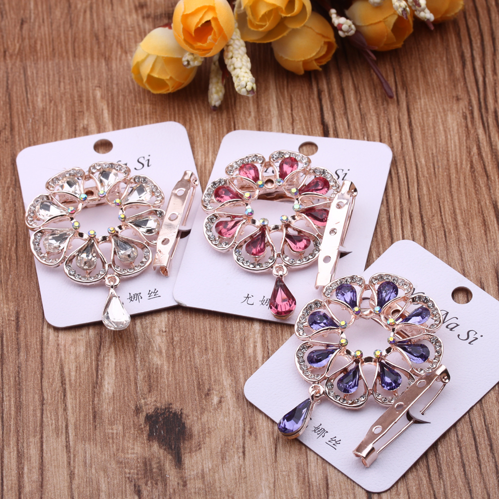 10-yuan store accessories, silk scarves, buckles, dual-purpose brooches, corsages, buckles, corner buttons, and Korean-style versatile decorations Application Scenario