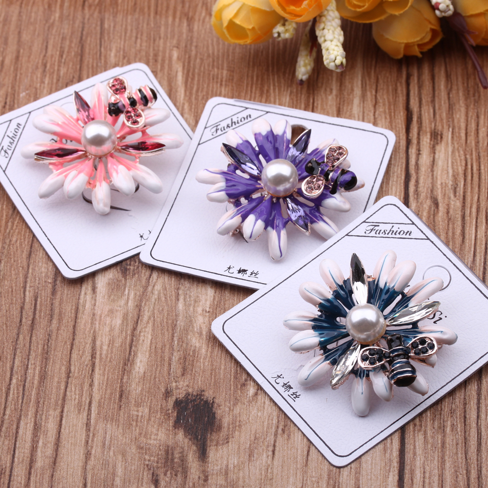 10-yuan store supply: Oil painting brooch, women's brooch accessory, coat pin decoration, creative, versatile and simple details Picture