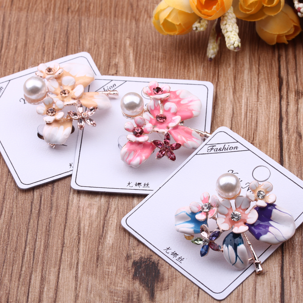 10-yuan store supply: Oil painting brooch, women's brooch accessory, coat pin decoration, creative, versatile and simple Application Scenario