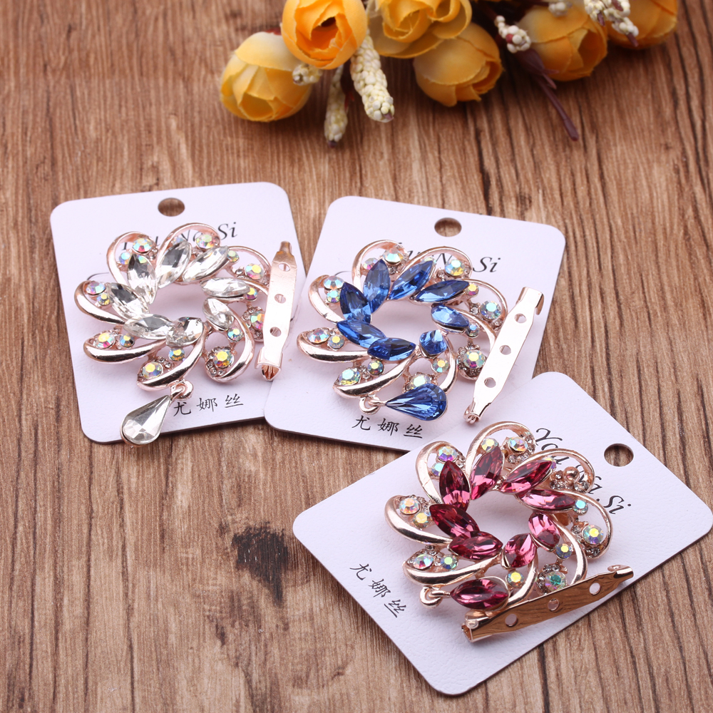 10-yuan store accessories, silk scarves, buckles, dual-purpose brooches, corsages, buckles, corner buttons, and Korean-style versatile decorations details Picture