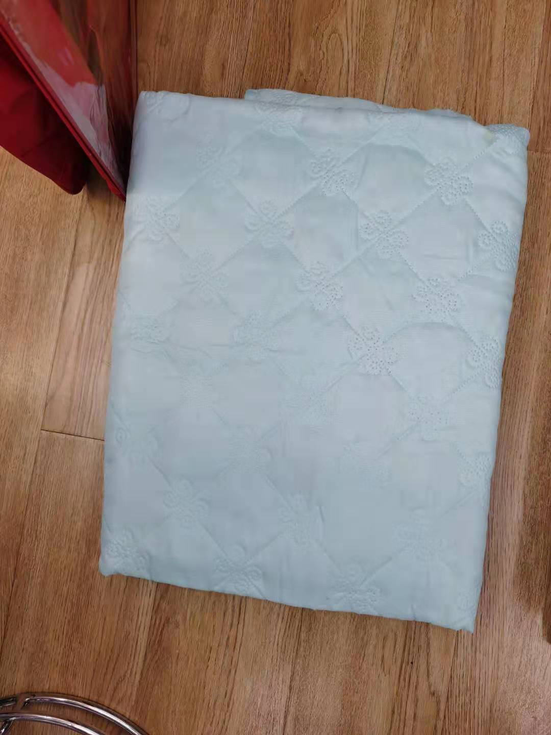 The plain ultrasonic summer blanket from the Philippines in Southeast Asia is 150*200 details Picture