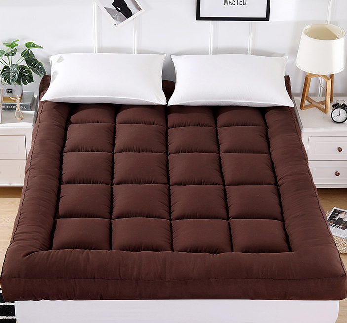 The hotel offers a 10cm thick, foldable and anti-slip soft down cotton mattress for sleeping naked in student dormitories