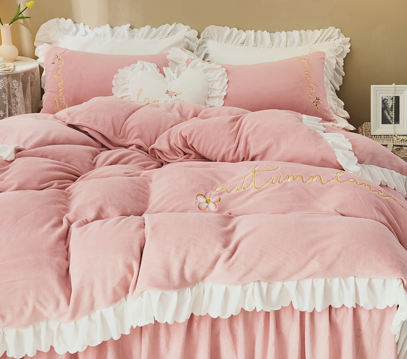 A warm, plain, thickened plush embroidered milk velvet four-piece bed skirt set, Winter Love song Application Scenario