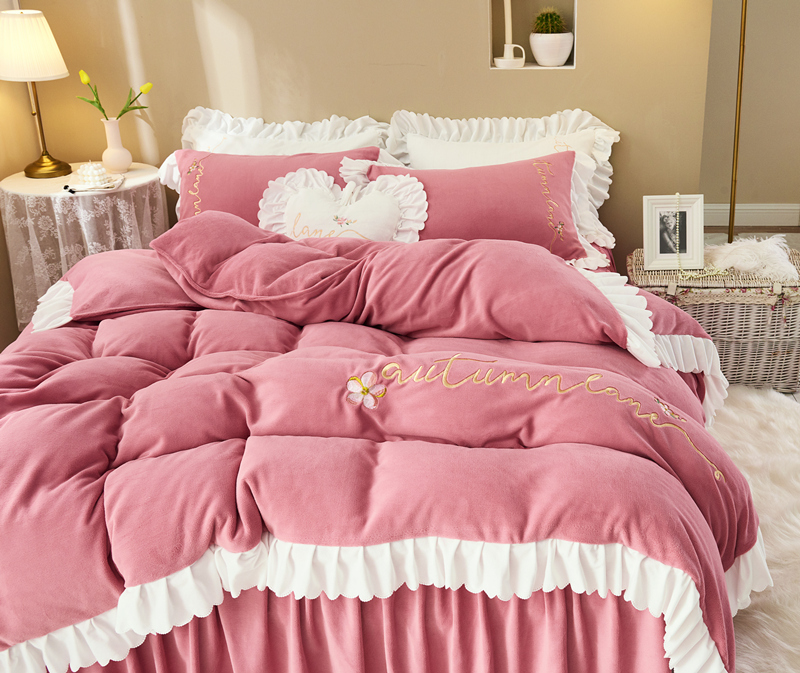 A warm, plain, thickened plush embroidered milk velvet four-piece bed skirt set, Winter Love song details Picture