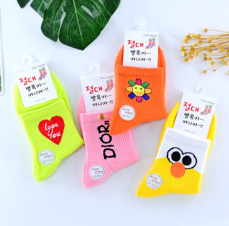 Wholesale of new cartoon socks for autumn and winter, personalized and artistic style, women's cotton socks, mid-calf socks, and trendy socks