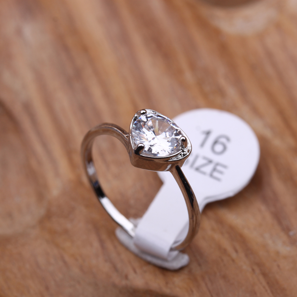 Pudding Station Boutique offers 2-carat simulated diamond zircon rings for women's engagement wedding photo rings Application Scenario