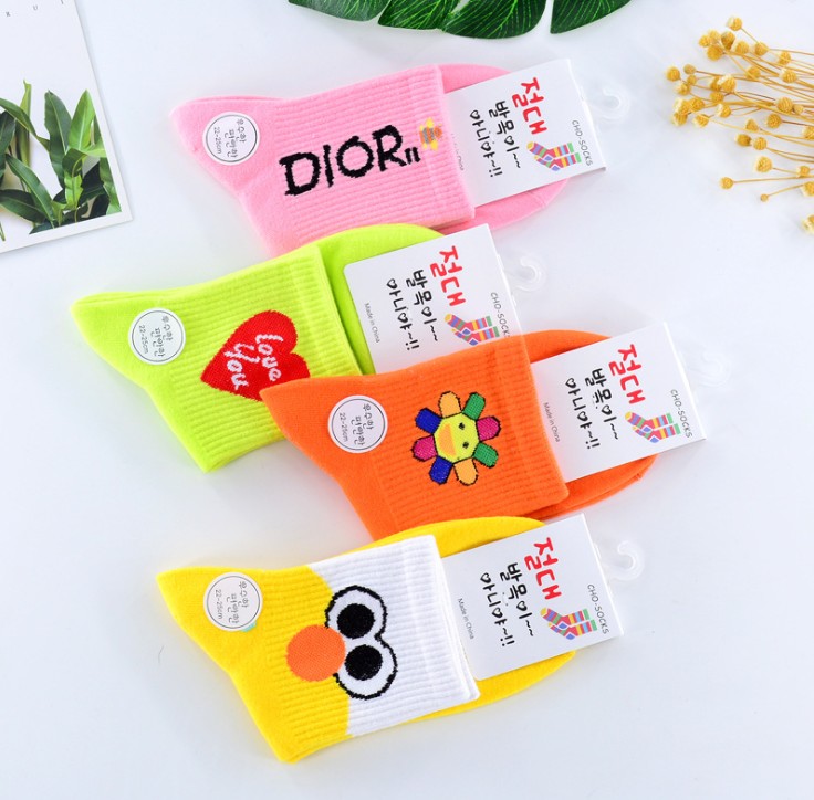Wholesale of new cartoon socks for autumn and winter, personalized and artistic style, women's cotton socks, mid-calf socks, and trendy socks details Picture