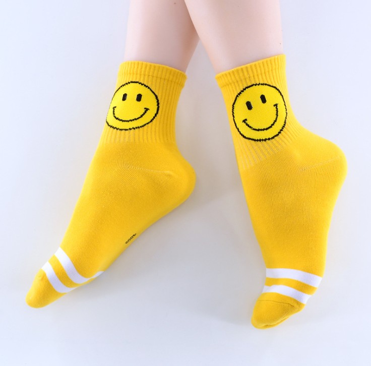 Wholesale of new cartoon socks for autumn and winter, personalized and artistic style, women's cotton socks, mid-calf socks, and trendy socks Item Picture