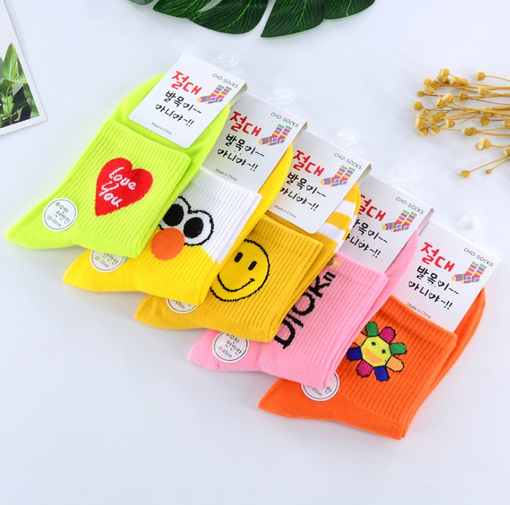 Wholesale of new cartoon socks for autumn and winter, personalized and artistic style, women's cotton socks, mid-calf socks, and trendy socks Specification image