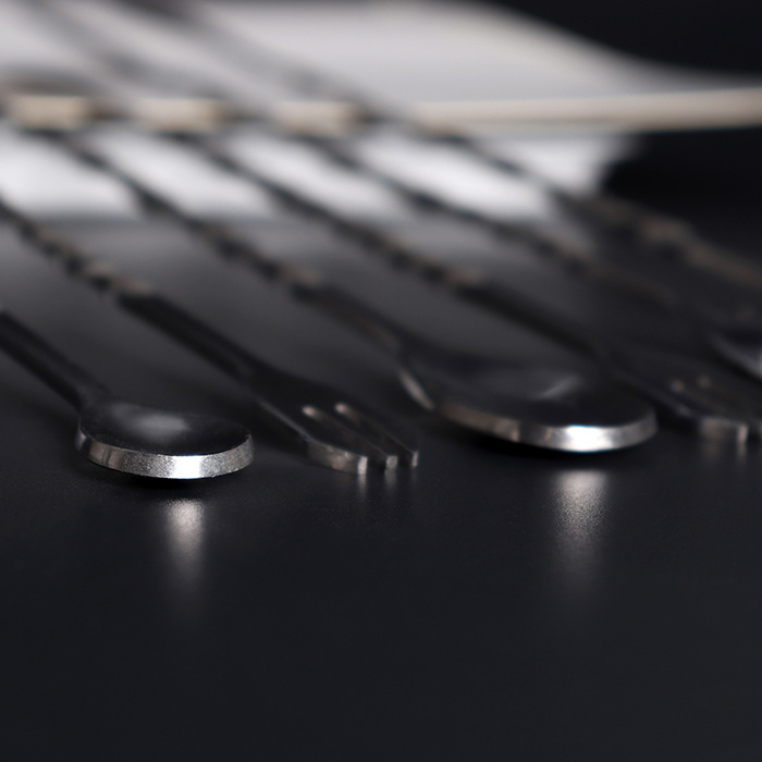 The spoon is a stainless steel thickened long-handled stirring rod, a cocktail, coffee and milk tea stirring spoon, and a long bar spoon details Picture
