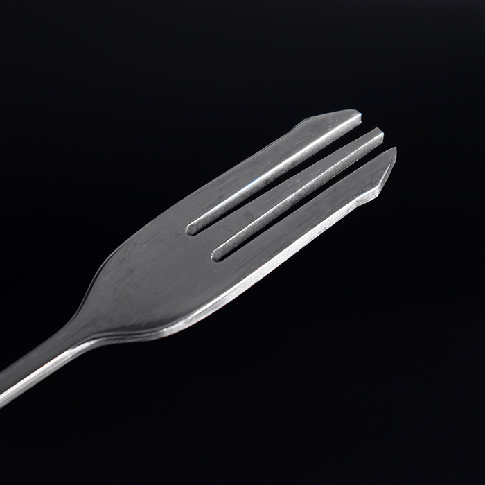 The spoon is a stainless steel thickened long-handled stirring rod, a cocktail, coffee and milk tea stirring spoon, and a long bar spoon Application Scenario