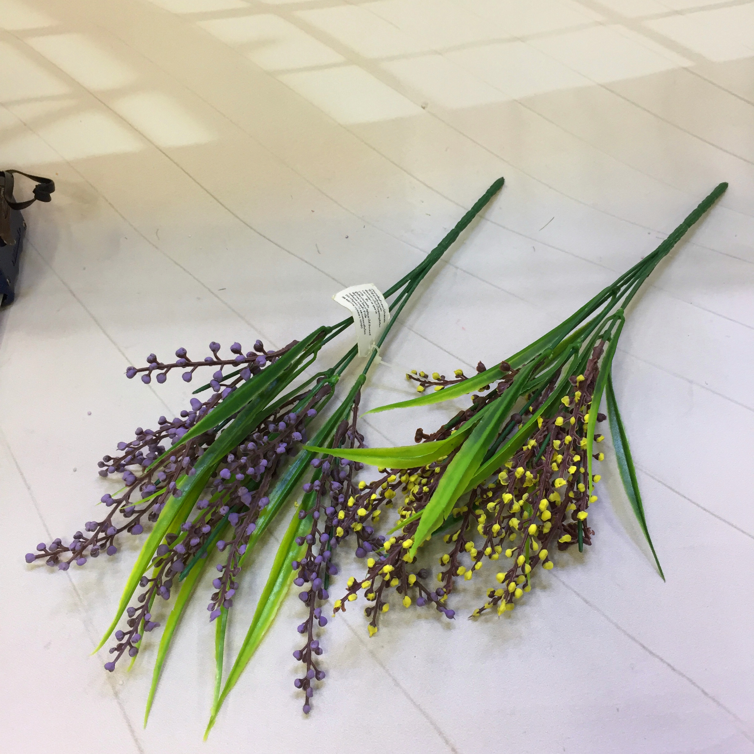 Factory direct sales of 5-head bamboo-leaf pearl fruit artificial flowers Application Scenario