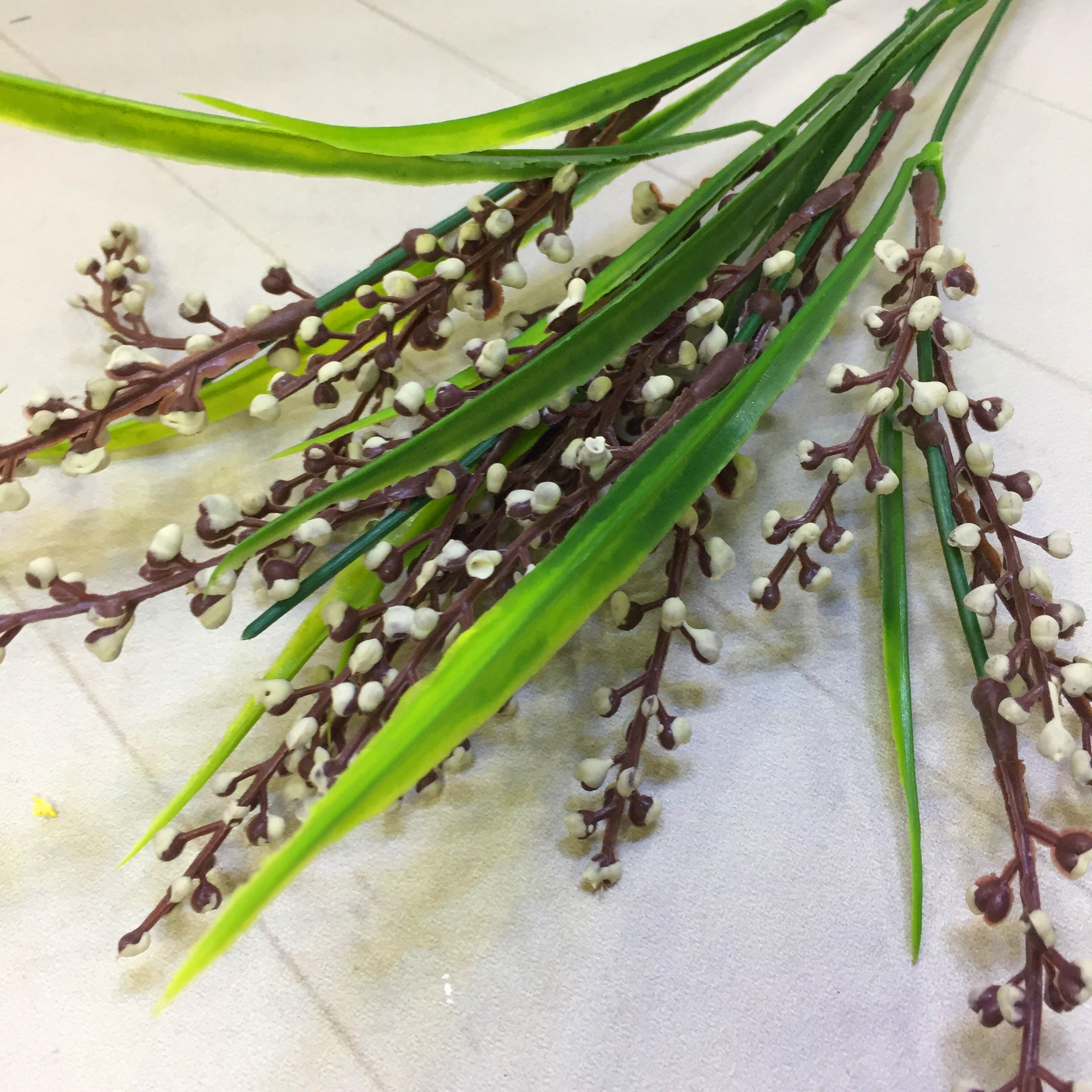 Factory direct sales of 5-head bamboo-leaf pearl fruit artificial flowers details Picture