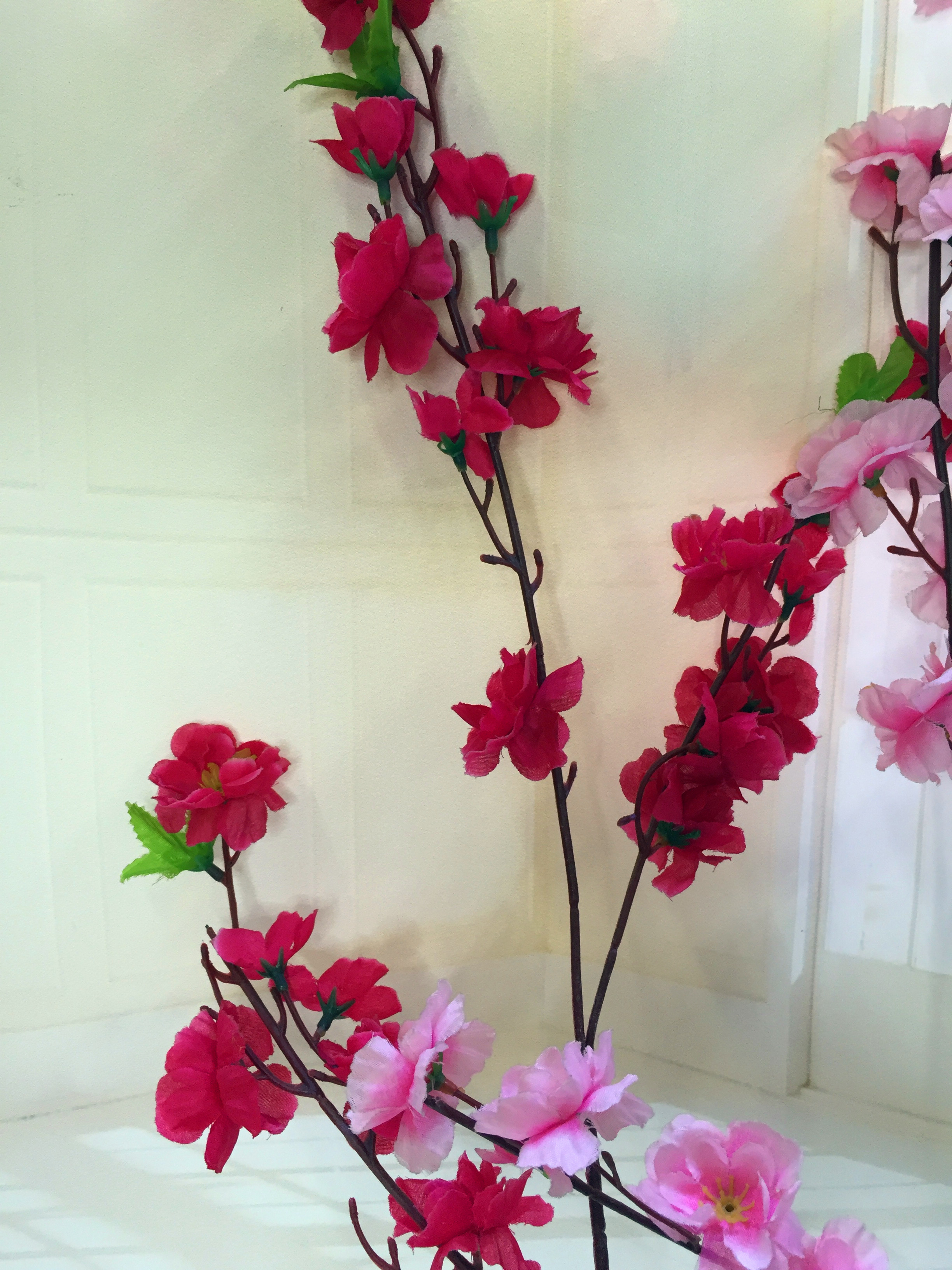 Factory wholesale of decorative silk fabric, artificial flower branches, artificial flowers, artificial peach trees, decorative flower branches, 6-branch artificial peach blossoms Application Scenario